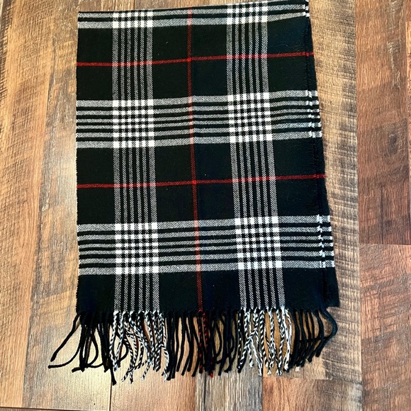 CASHMERE Black Nova Check Scarf - Picture 4 of 6